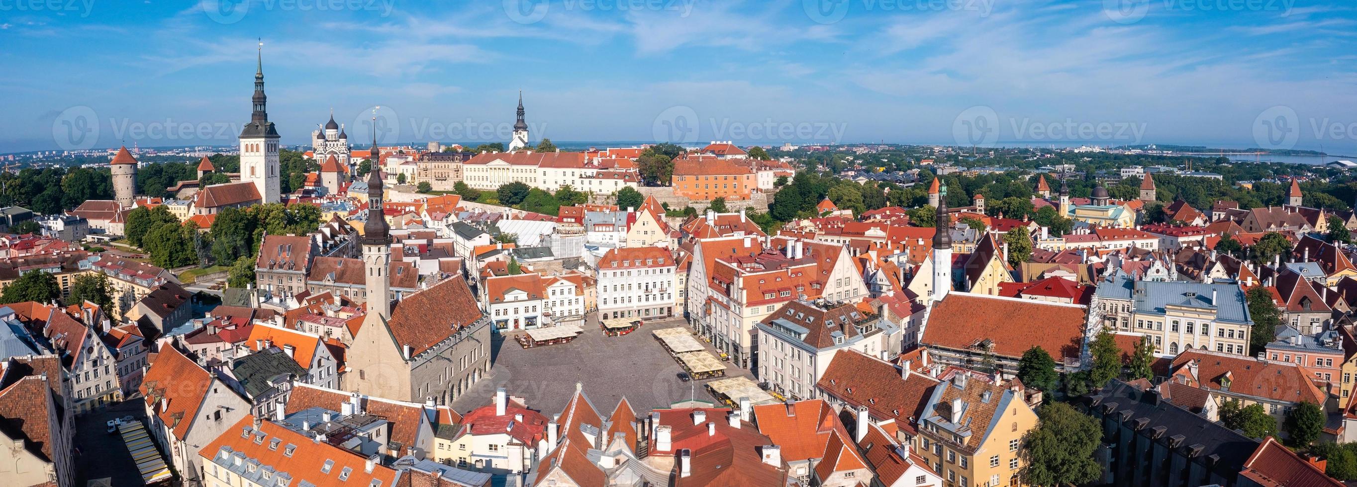 vista aérea da cidade velha de tallinn em um lindo dia de verão foto