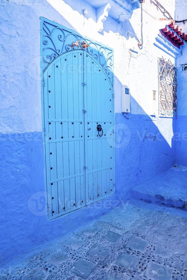 a famosa casa de cor azul com tradicional porta de metal em arco foto