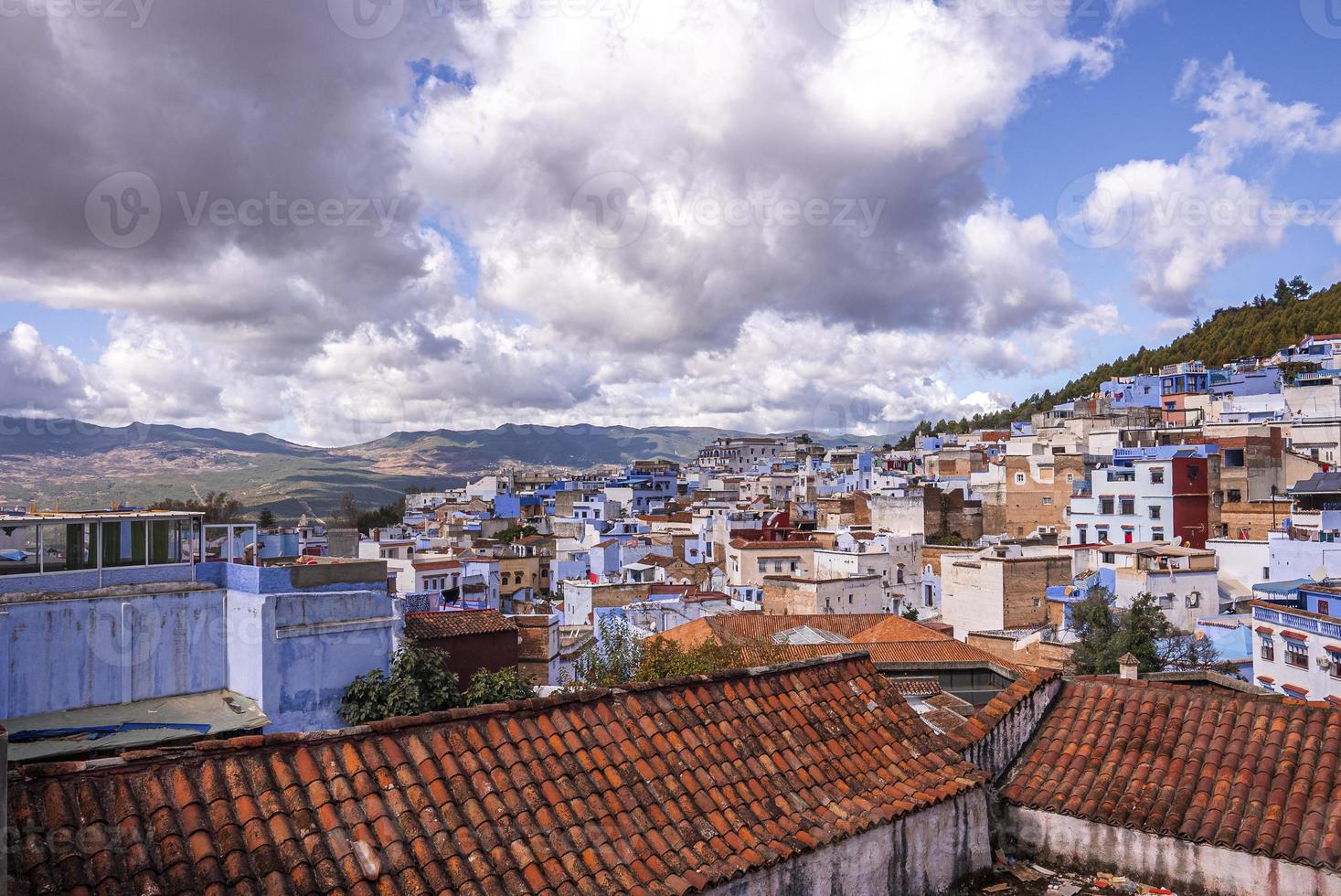 antiga cidade residencial e paisagem de montanha contra céu nublado foto