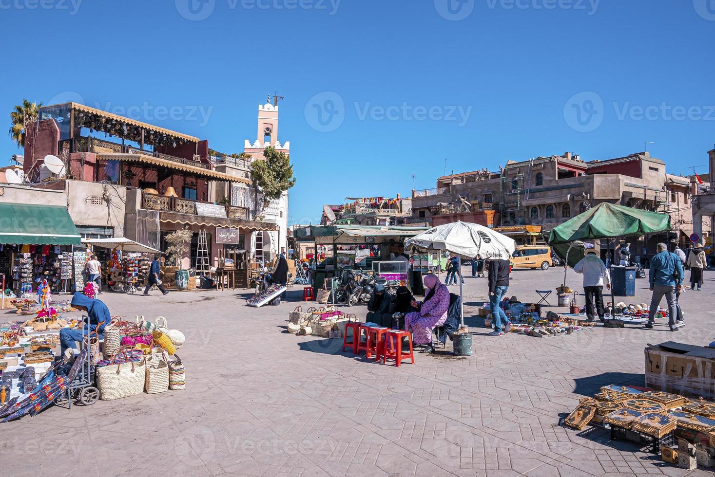 barracas de mercado local na rua da cidade vendendo produtos artesanais foto