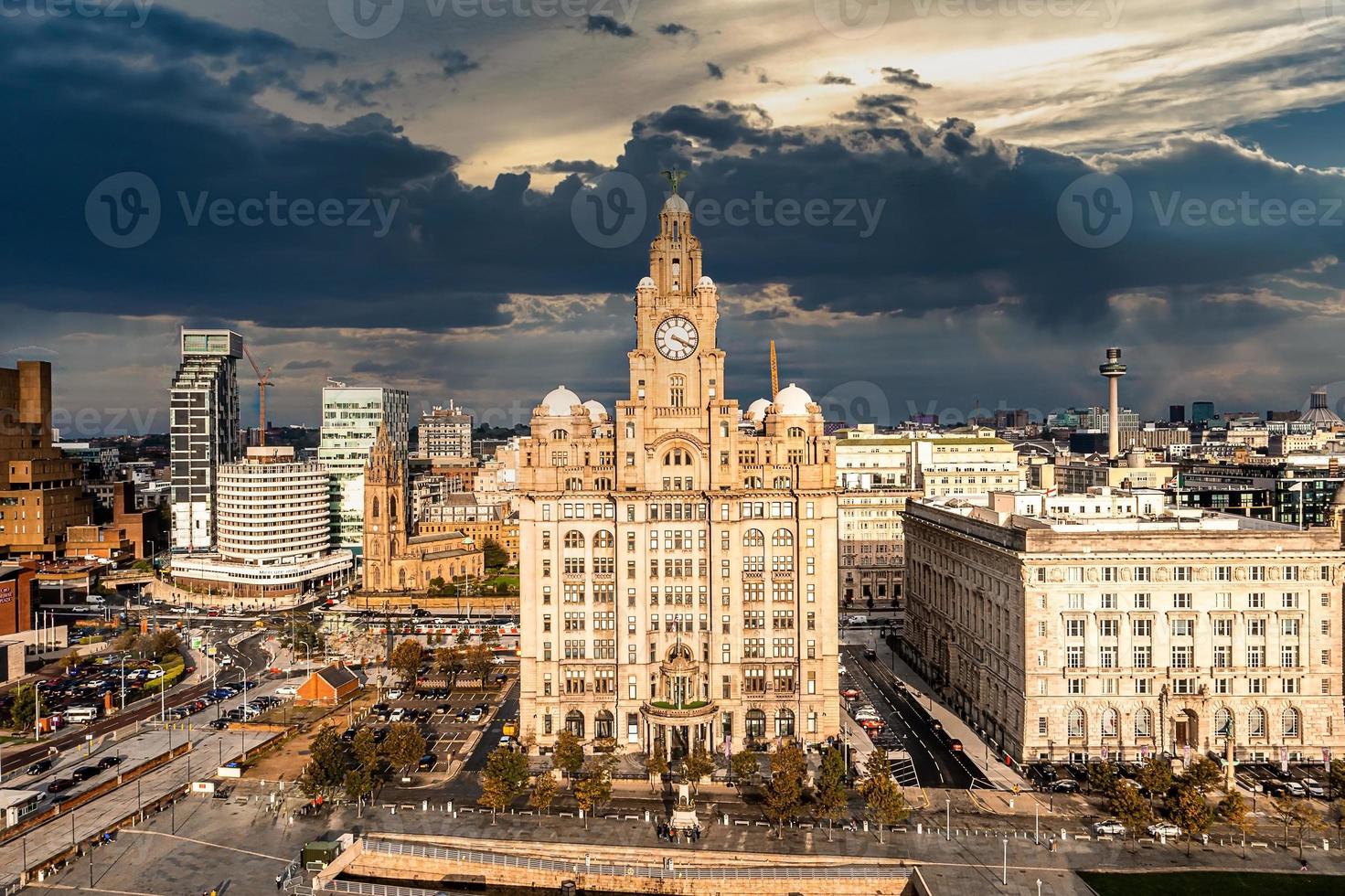 close-up aéreo da torre do edifício do fígado real em Liverpool foto