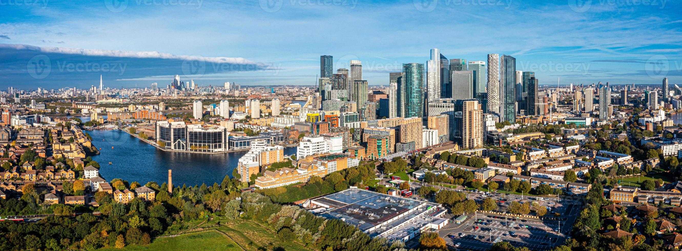 vista panorâmica aérea do distrito comercial de canary wharf em londres, reino unido. foto