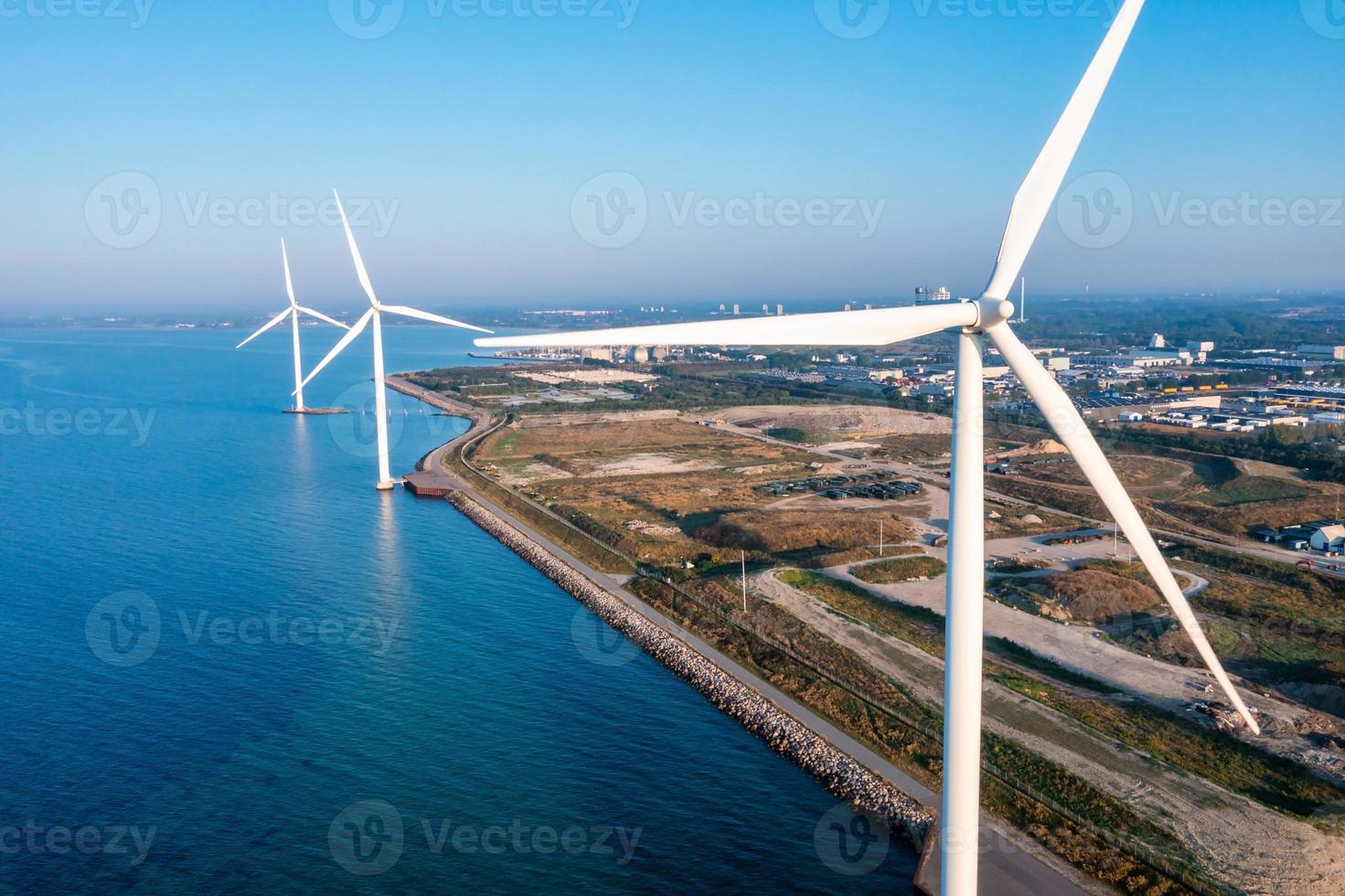 vista aérea das turbinas eólicas. geração de energia de energia ecológica verde. campo ecológico do parque eólico. energia verde de fazenda de moinho de vento offshore e onshore no mar foto