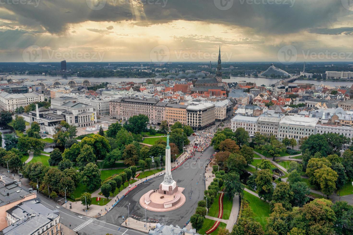 pessoas correndo a maratona internacional de rimi riga foto