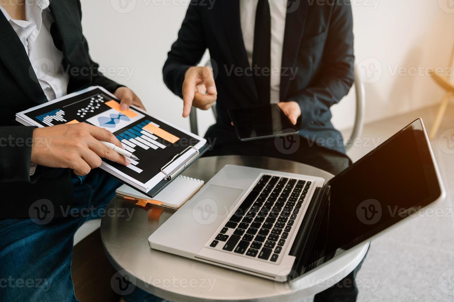 processo de trabalho em equipe. foto equipe de negócios jovem trabalhando com novo projeto de inicialização. reunião de gerentes de projeto. analisar planos, papéis.