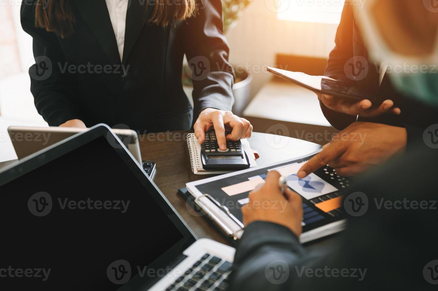 conceito de pessoas de trabalho em equipe. equipe de colegas de trabalho fazendo grande discussão de negócios empresário falando com parceiros foto