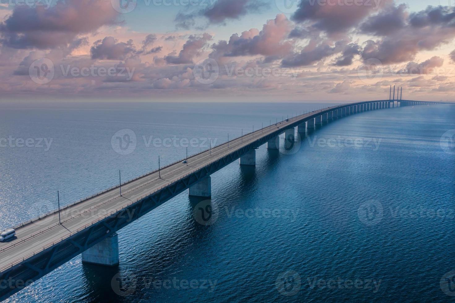 vista aérea panorâmica da ponte oresundsbron entre a dinamarca e a suécia. vista da ponte de oresund ao pôr do sol foto