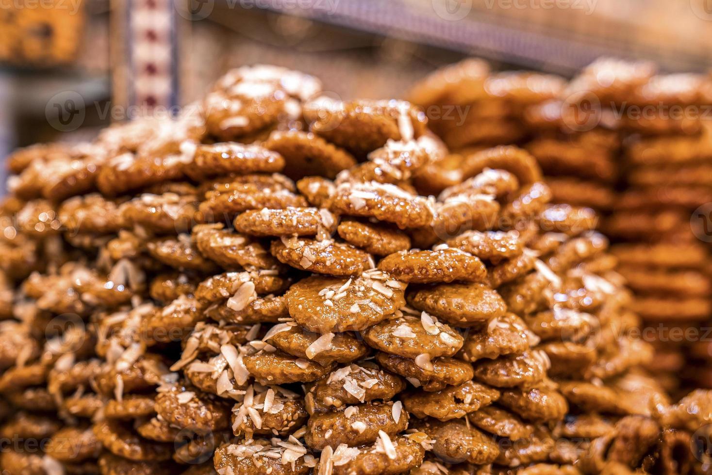 doces marroquinos tradicionais à venda em uma barraca de comida de rua ou mercado foto