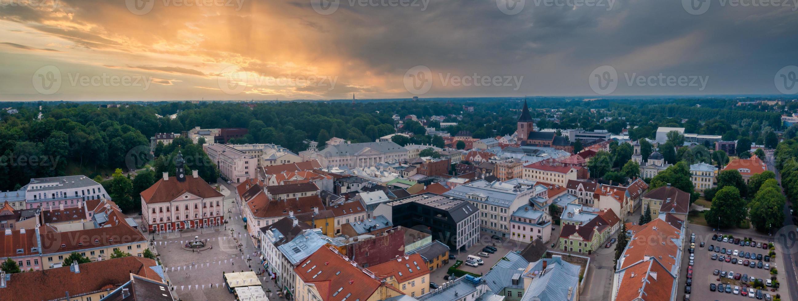 paisagem urbana da cidade de tartu, na estônia. foto