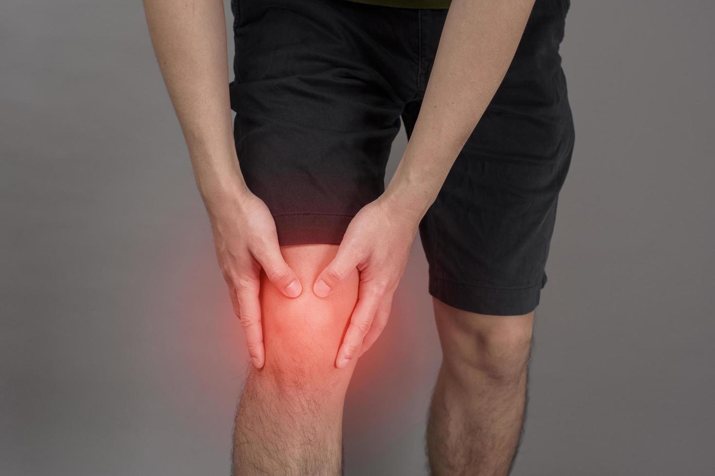 close-up homem perna é dor dor no joelho foto
