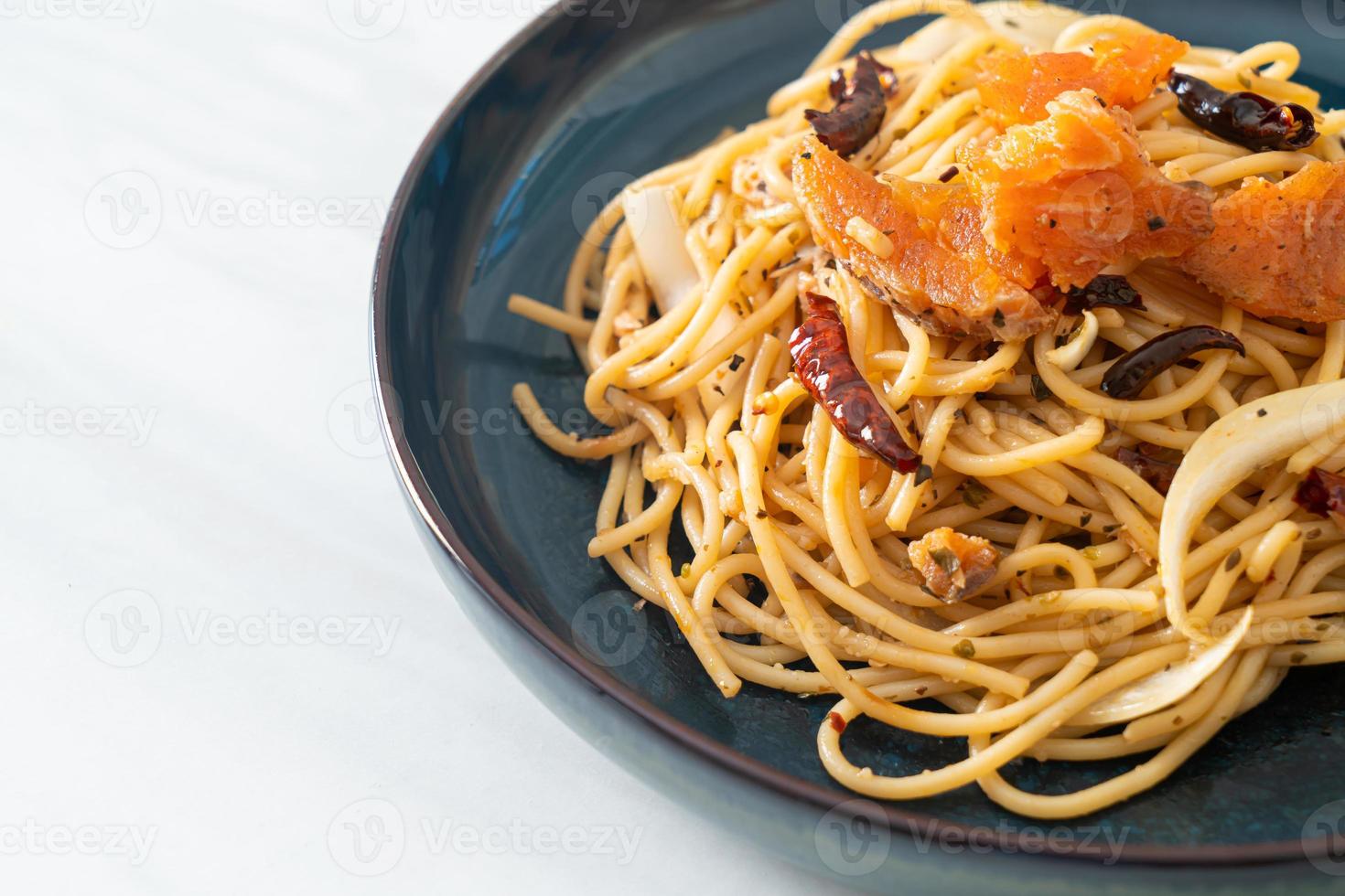 espaguete frito com salmão e pimenta seca foto