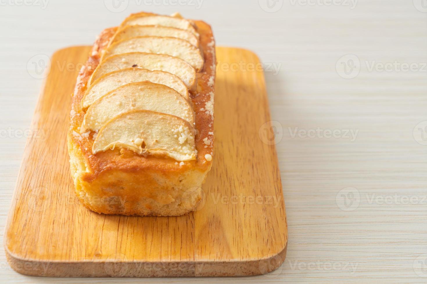 pão de maçã esmigalhado na placa de madeira foto