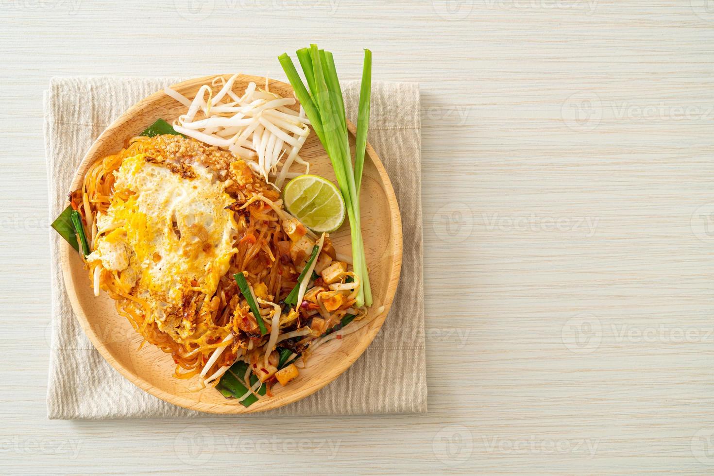 pad thai - mexa macarrão frito em estilo tailandês com ovo foto