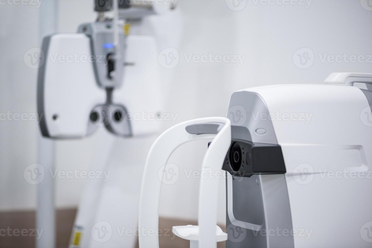equipamento de diagnóstico oftalmológico. equipamento médico moderno em hospital de olhos. conceito de medicina foto