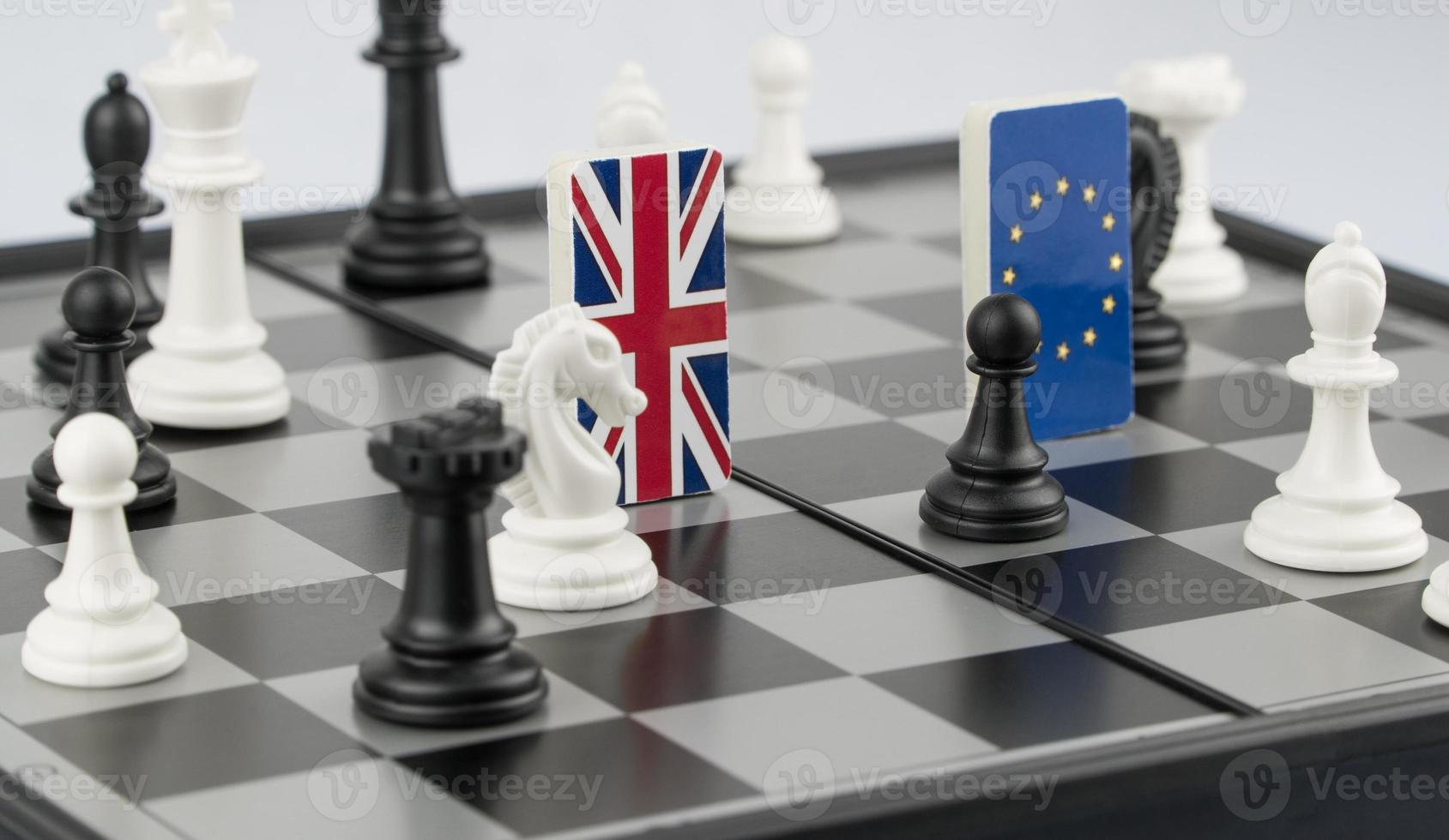 peças de xadrez e bandeiras da união europeia e do reino unido em um tabuleiro de xadrez. o conceito de jogo político e estratégia de xadrez brexit foto