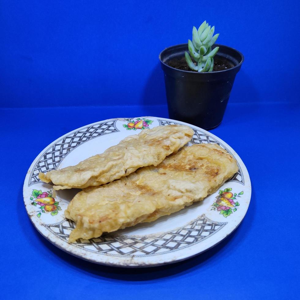 comida tradicional indonésia com flores suculentas foto