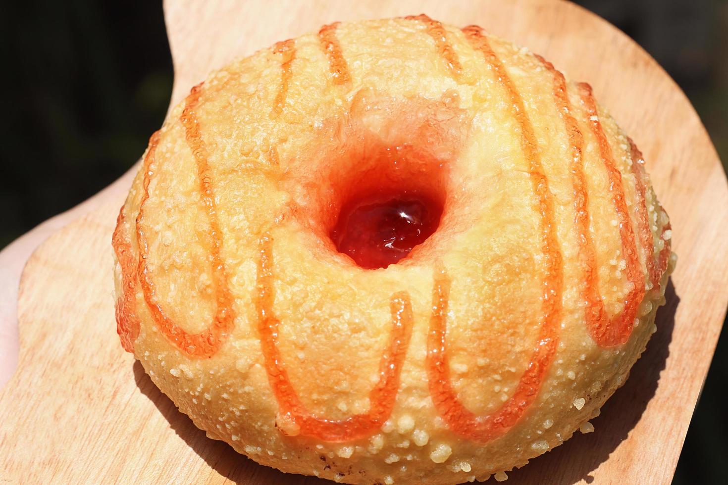 bolo de morango e iogurte com morangos frescos no fundo branco foto