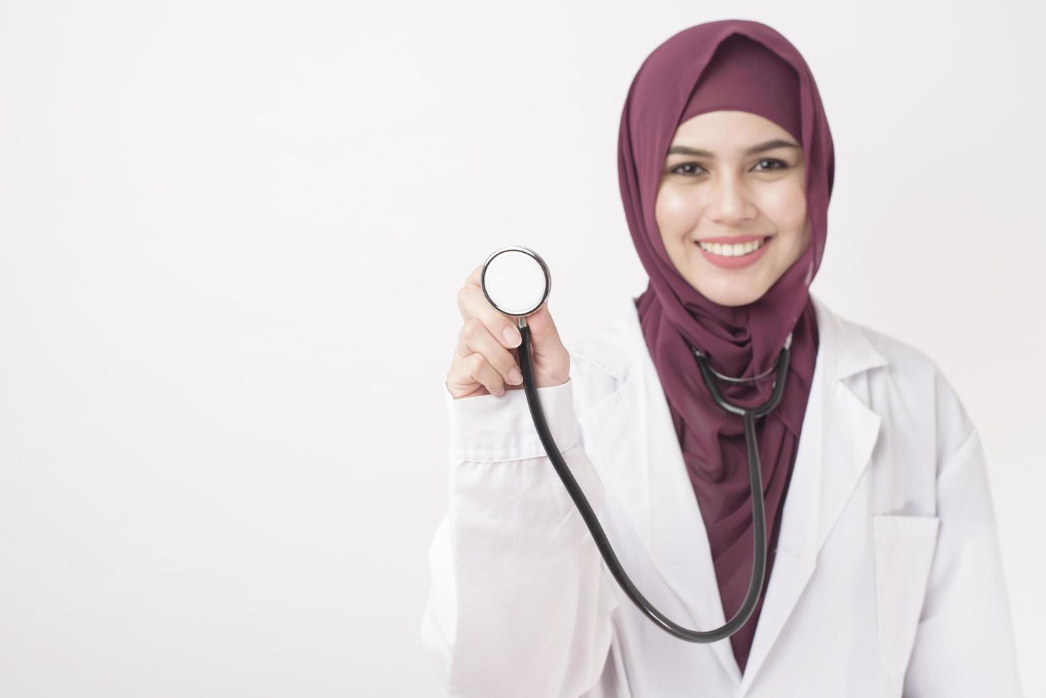 médico de mulher bonita com retrato de hijab em fundo branco foto