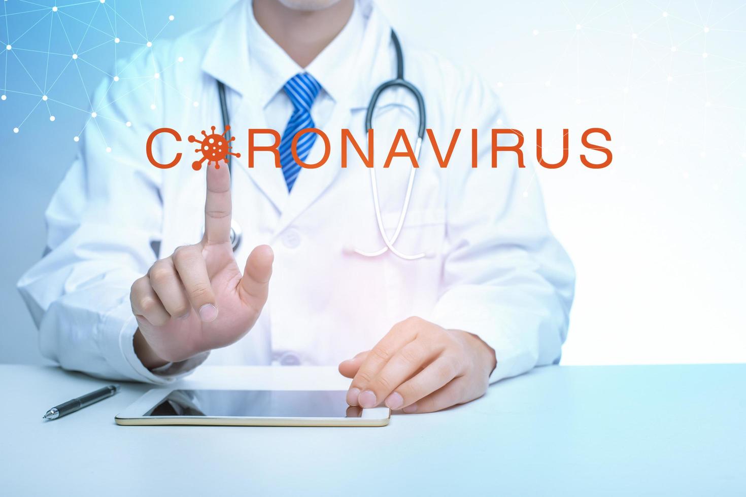 close-up do médico está mostrando dados de análise médica do conceito de tecnologia médica da vacina contra o coronavírus covid19 foto