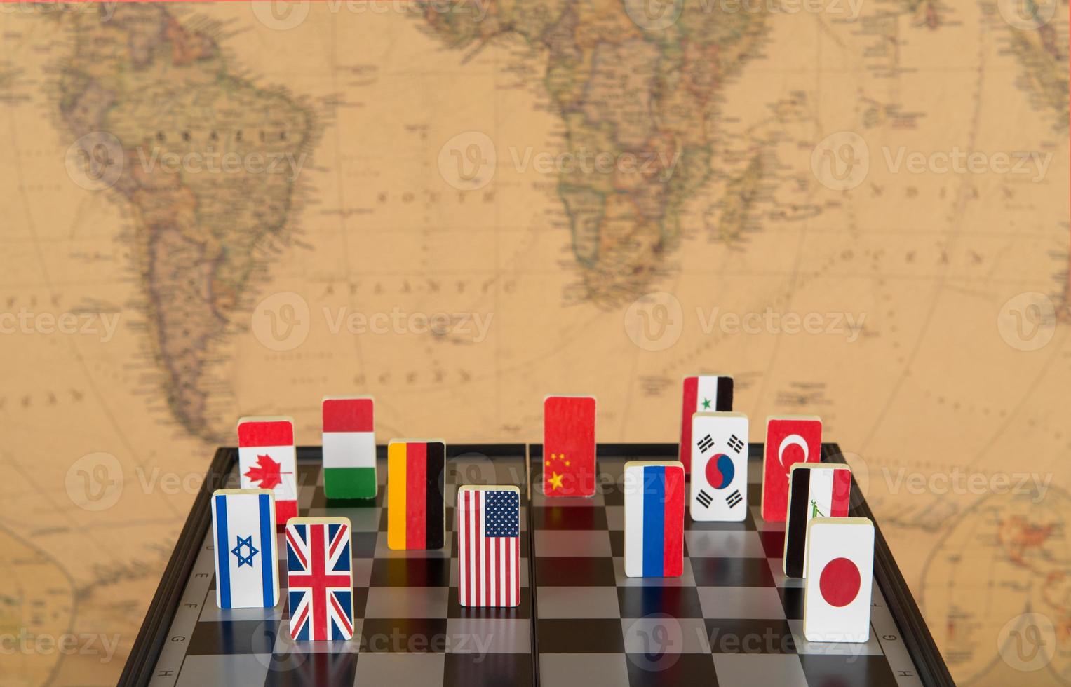 símbolos de países no tabuleiro de xadrez na perspectiva do mapa político do mundo. jogos políticos. foto
