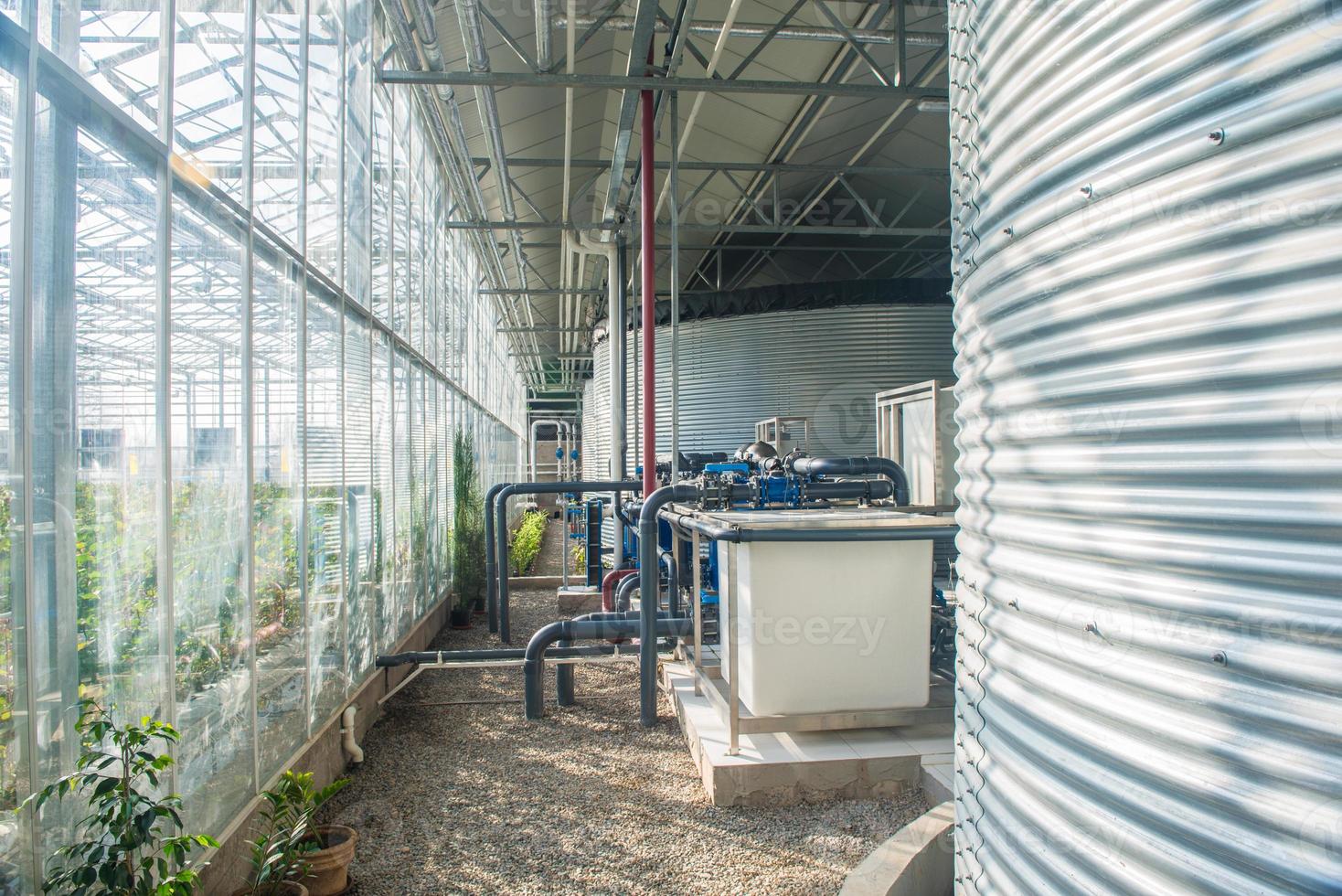 interior e equipamentos com tubulações e tanque de água em estufa moderna foto