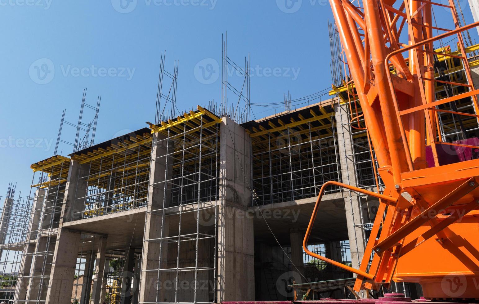 guindaste de construção e uma estrutura de concreto do edifício foto