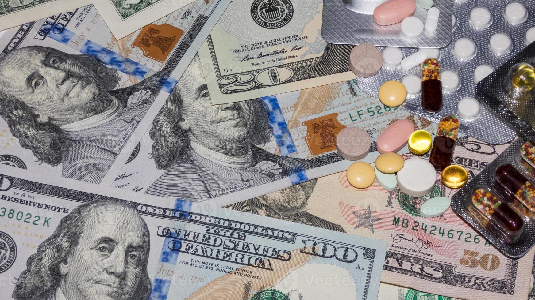 muitas pílulas médicas de cores diferentes em notas de dólar, vista superior foto