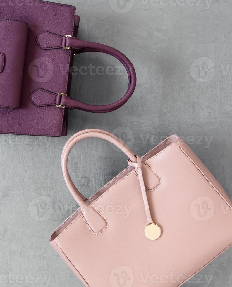 conjunto de bolsas femininas da moda em superfície gessada cinza, vista de cima foto