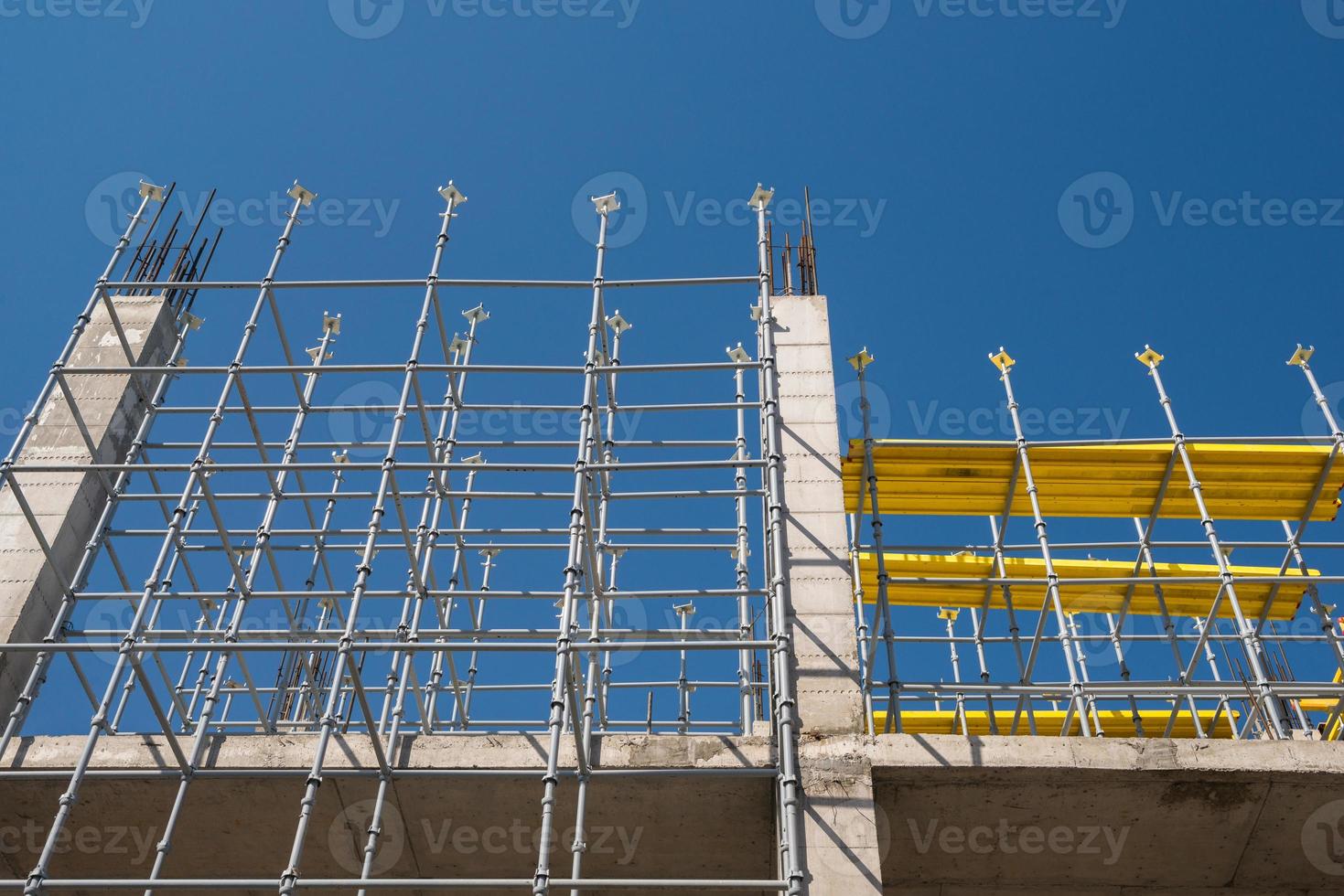 estruturas metálicas de concreto do edifício em construção. andaimes e suportes. vista de baixo foto