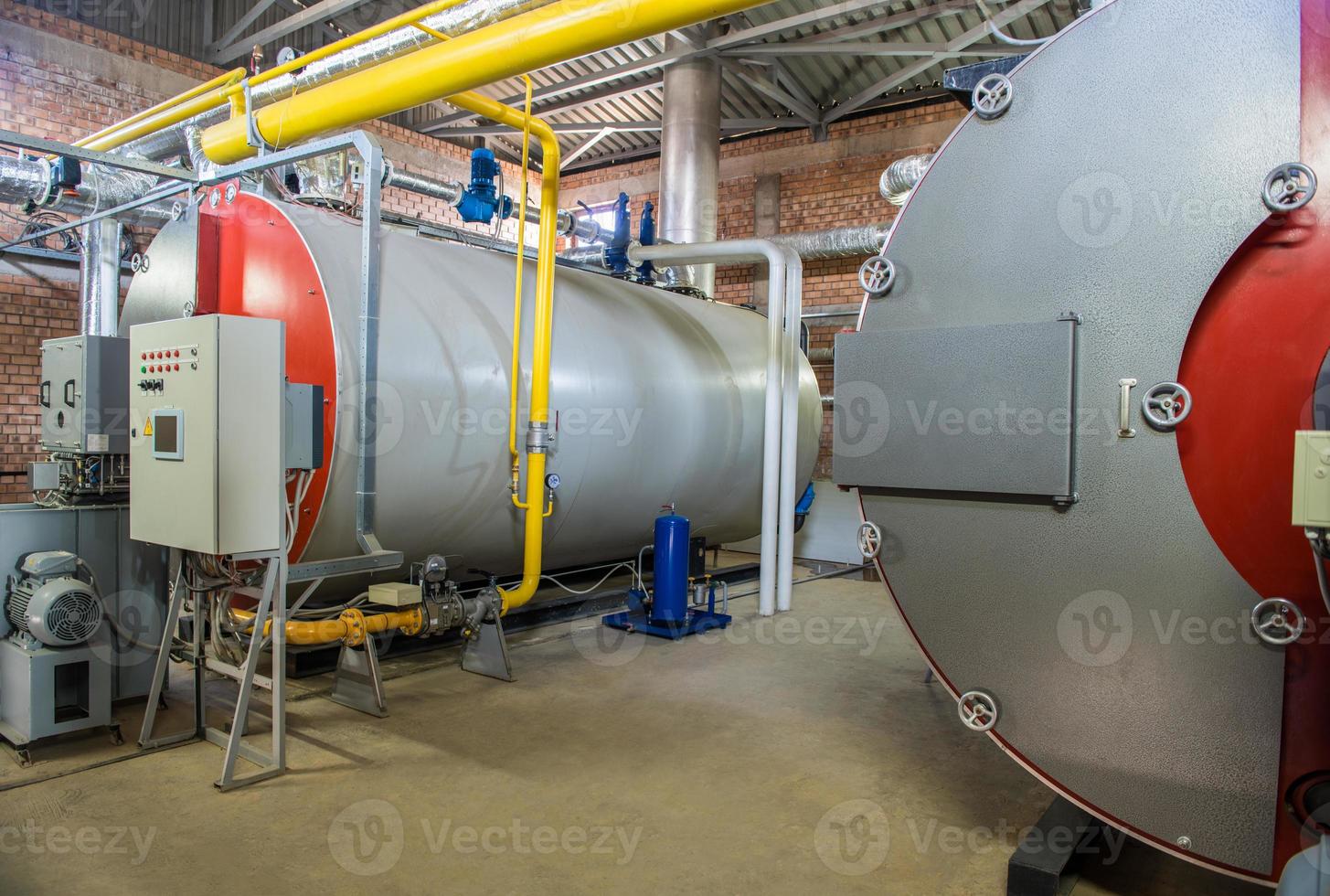 sala de caldeira industrial moderna com equipamento de compressor. painel de controle foto