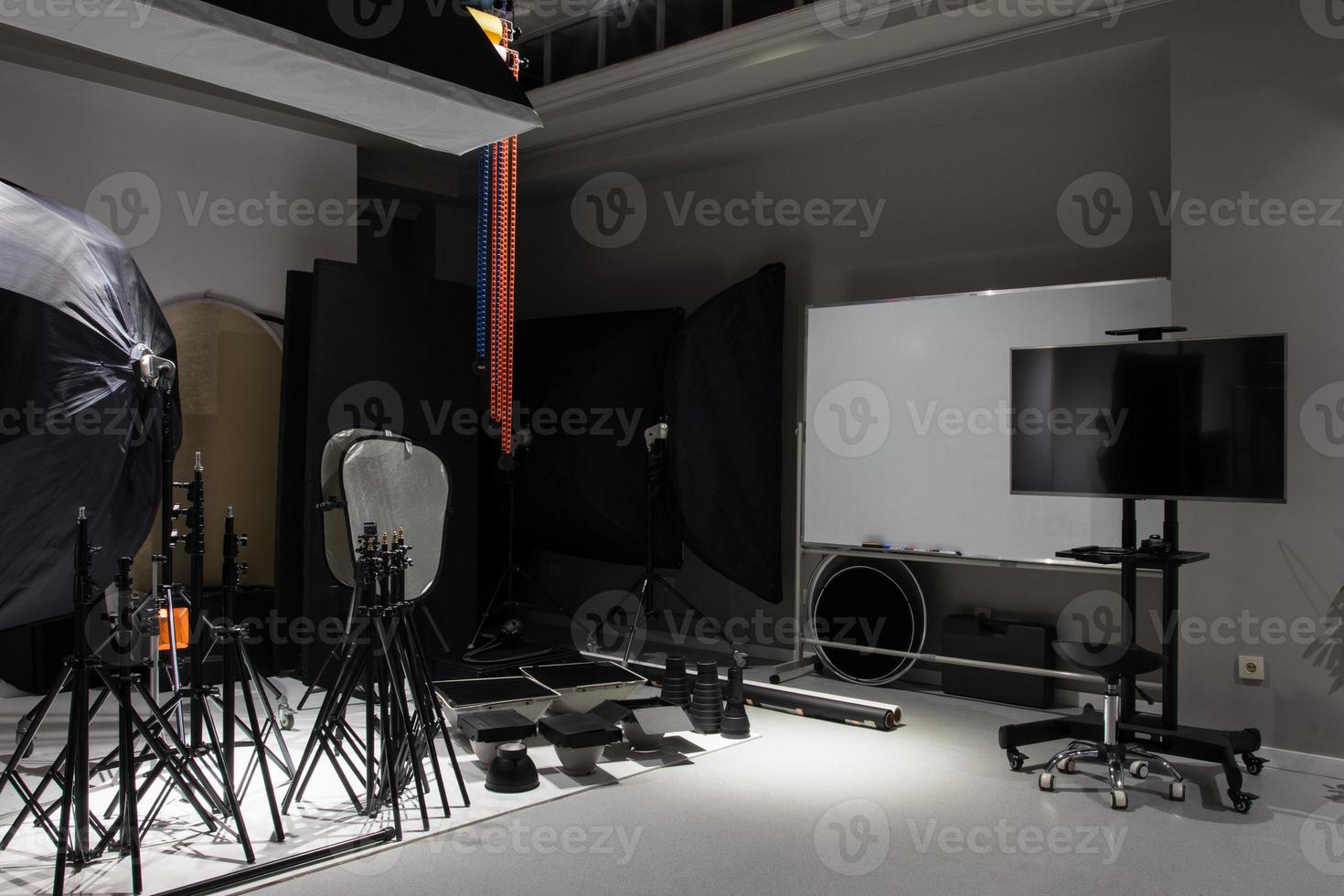 interior de um estúdio fotográfico moderno. técnicas e equipamentos foto