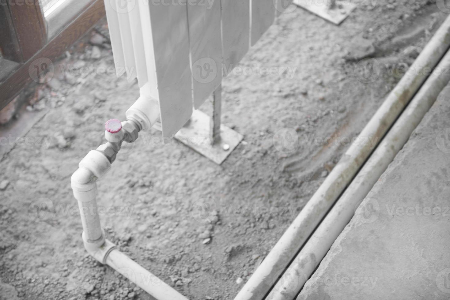 bateria de aquecimento bimetálica moderna recém-instalada em um novo prédio, closeup foto