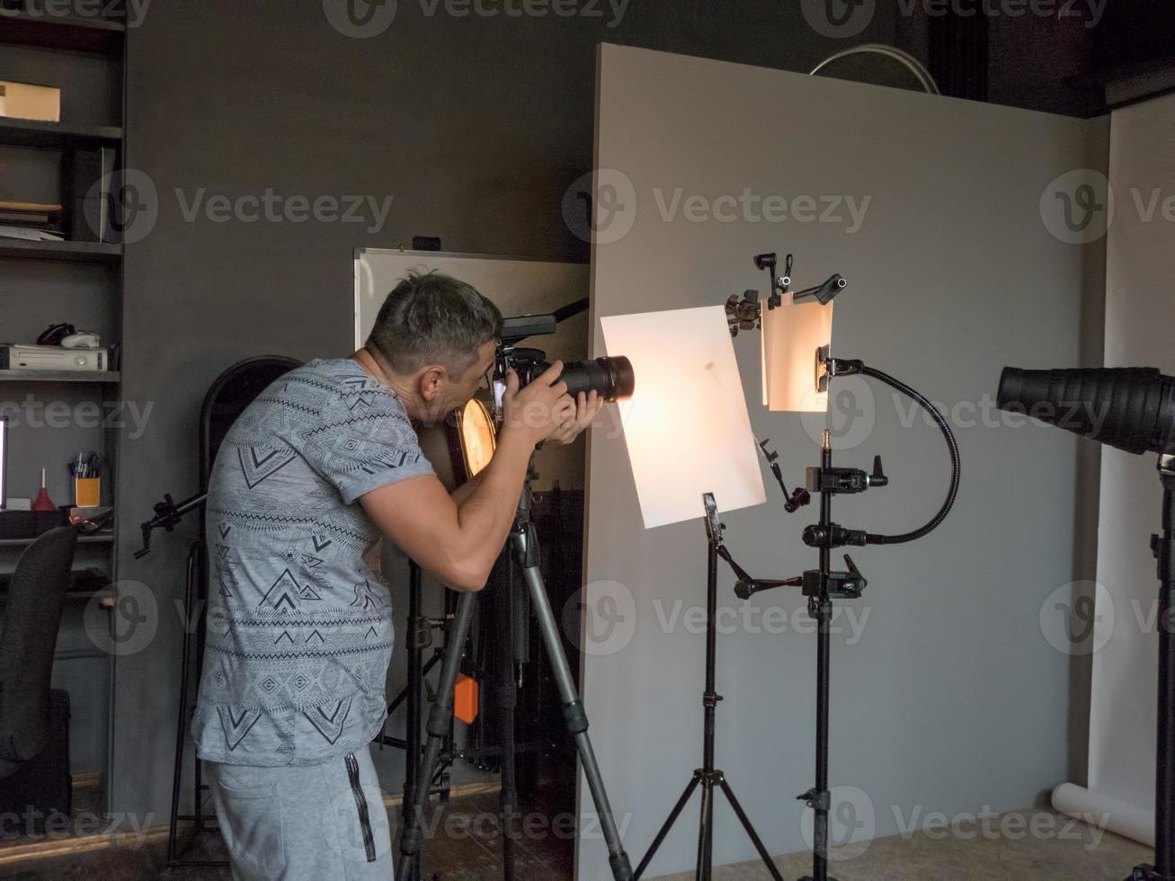 o cara fotografando objetos no estúdio. fotografia não intencional foto