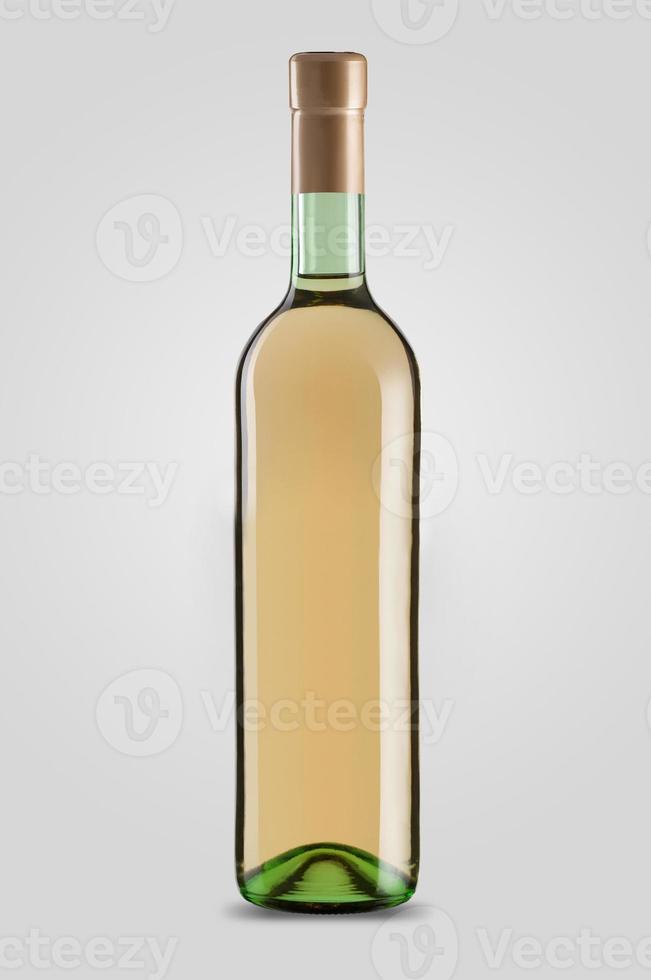 garrafa fechada de vinho branco sobre fundo claro com sombra foto