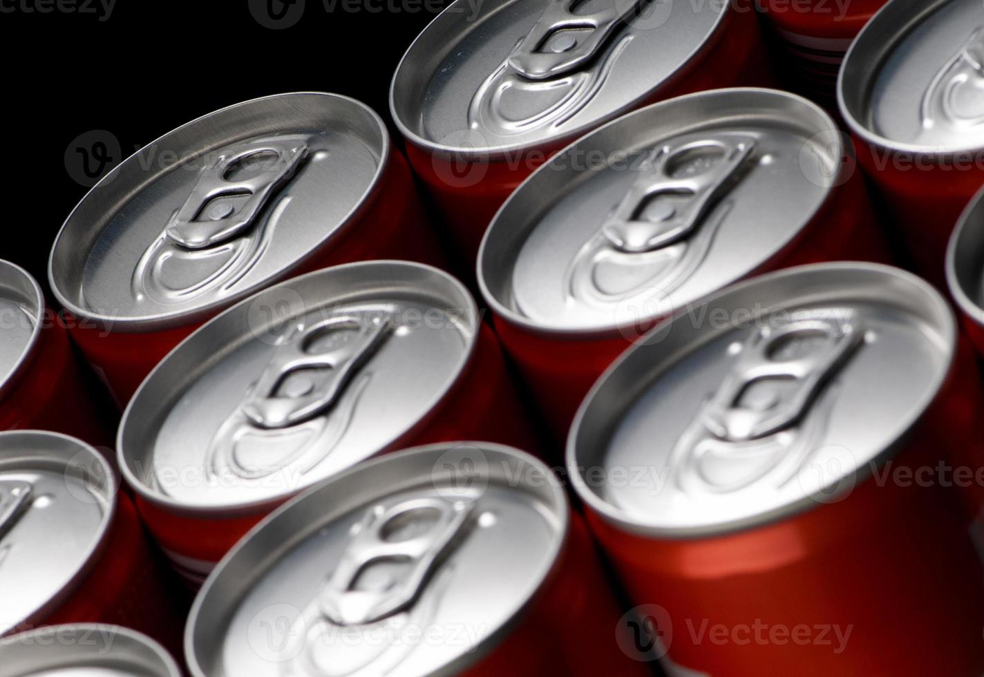 grupo de latas vermelhas fechar em um fundo preto foto