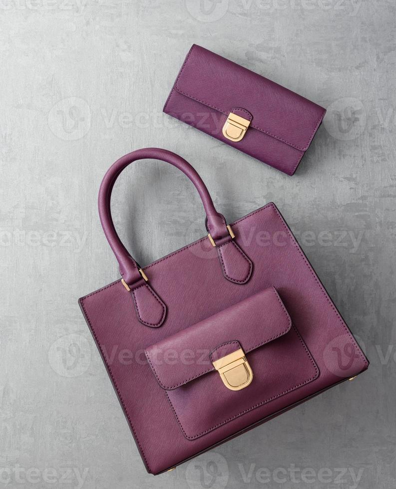 conjunto de bolsas femininas da moda em superfície gessada cinza, vista de cima foto