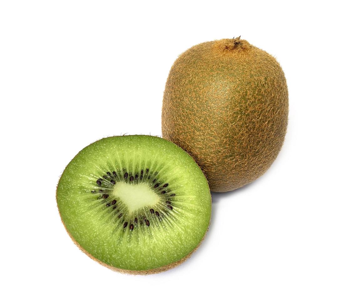 kiwi inteiro maduro e meio kiwi isolado no fundo branco, fatia de frutas de kiwi. foto