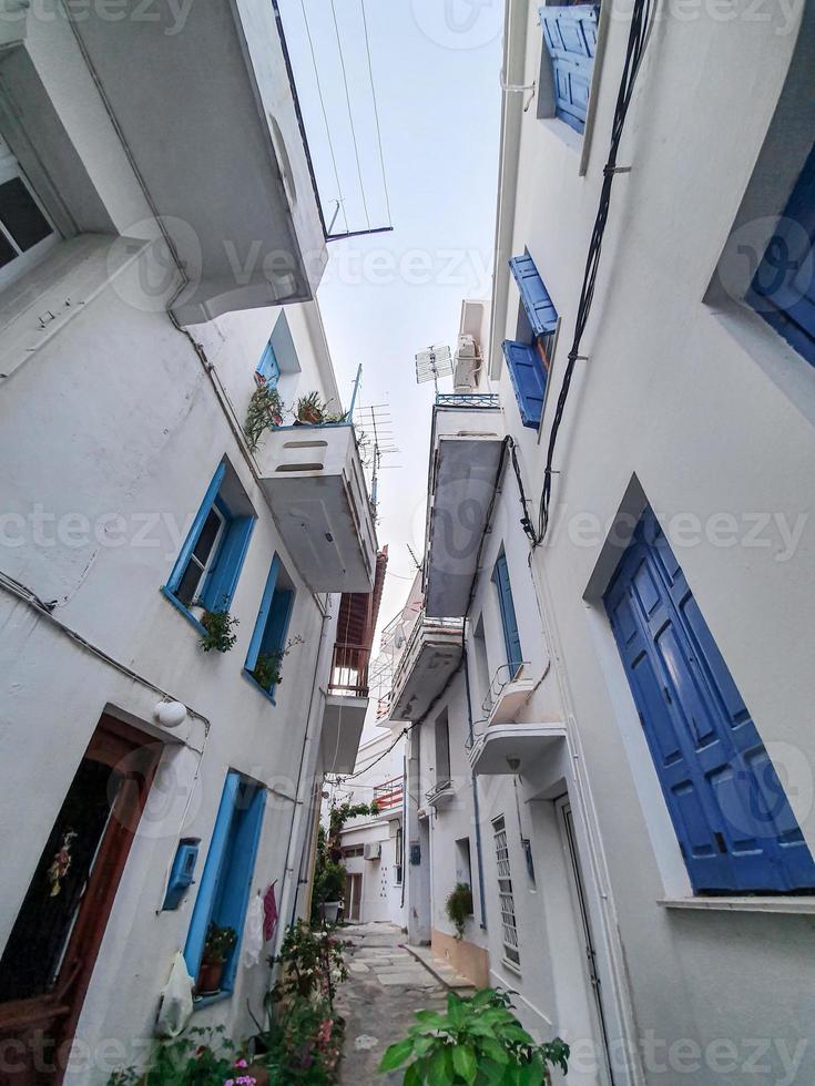 charmosas ruas estreitas tradicionais das ilhas gregas. cidade de skopelos na ilha de skopelos, grécia. foto