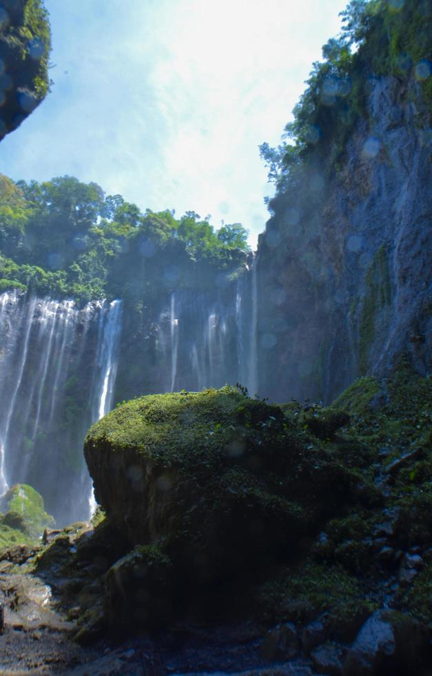 vista da cachoeira da base. tema de fundo tropical e verão. localização na cachoeira tumak sewu, indonésia foto