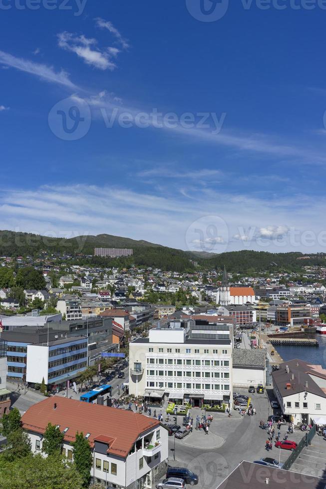 vista à beira-mar de molde, noruega. a cidade está localizada na costa norte do romsdalsfjord foto