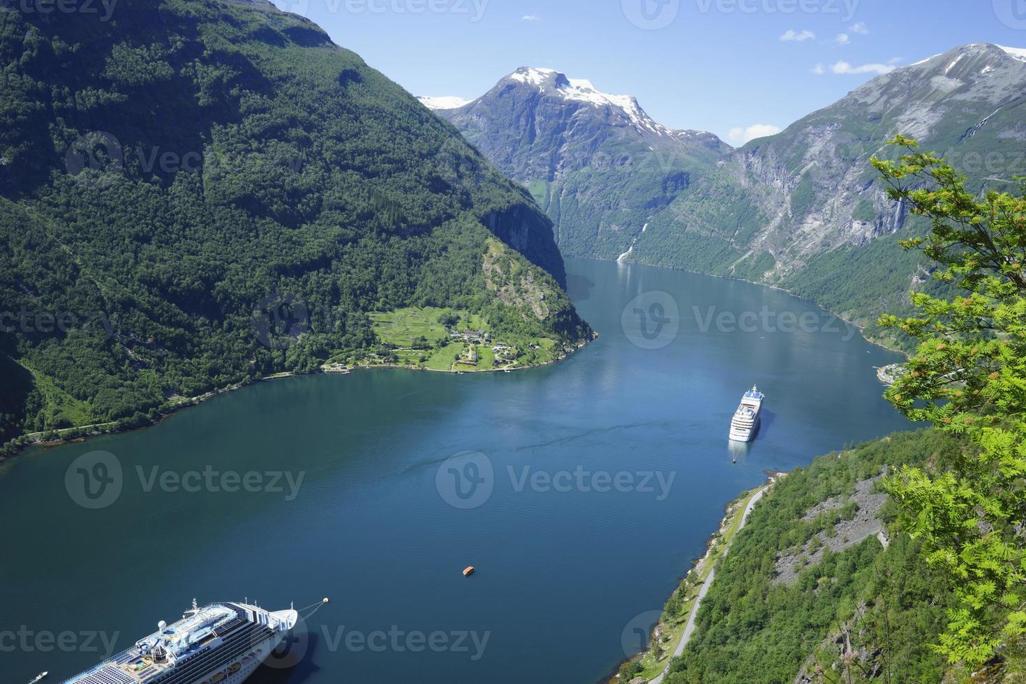 navio de cruzeiro no fiorde de geiranger na noruega foto