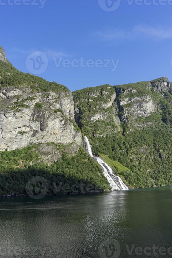 cruzeiro no fiorde de geiranger na noruega foto