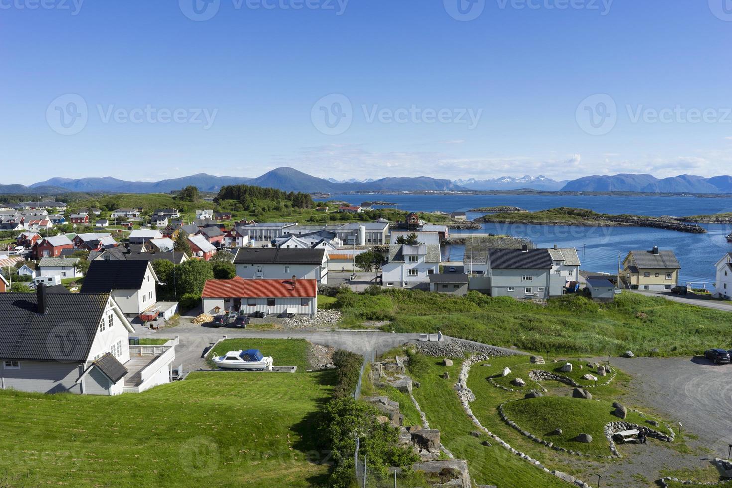 pitoresca vila de pescadores e porto de bud, perto de molde, noruega foto