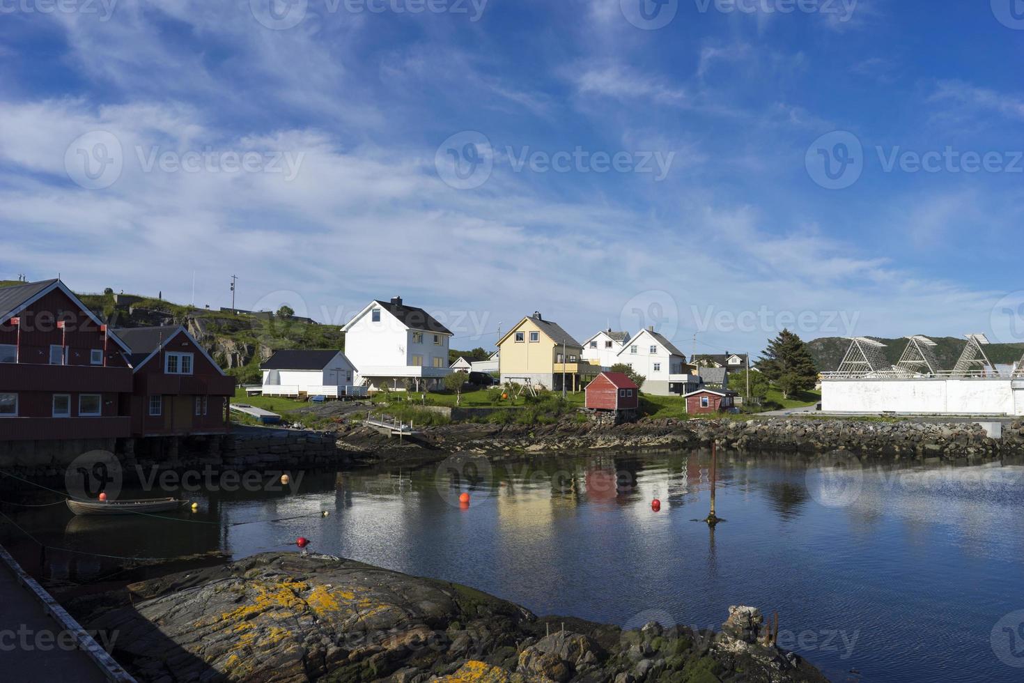 pitoresca vila de pescadores e porto de bud, perto de molde, noruega foto