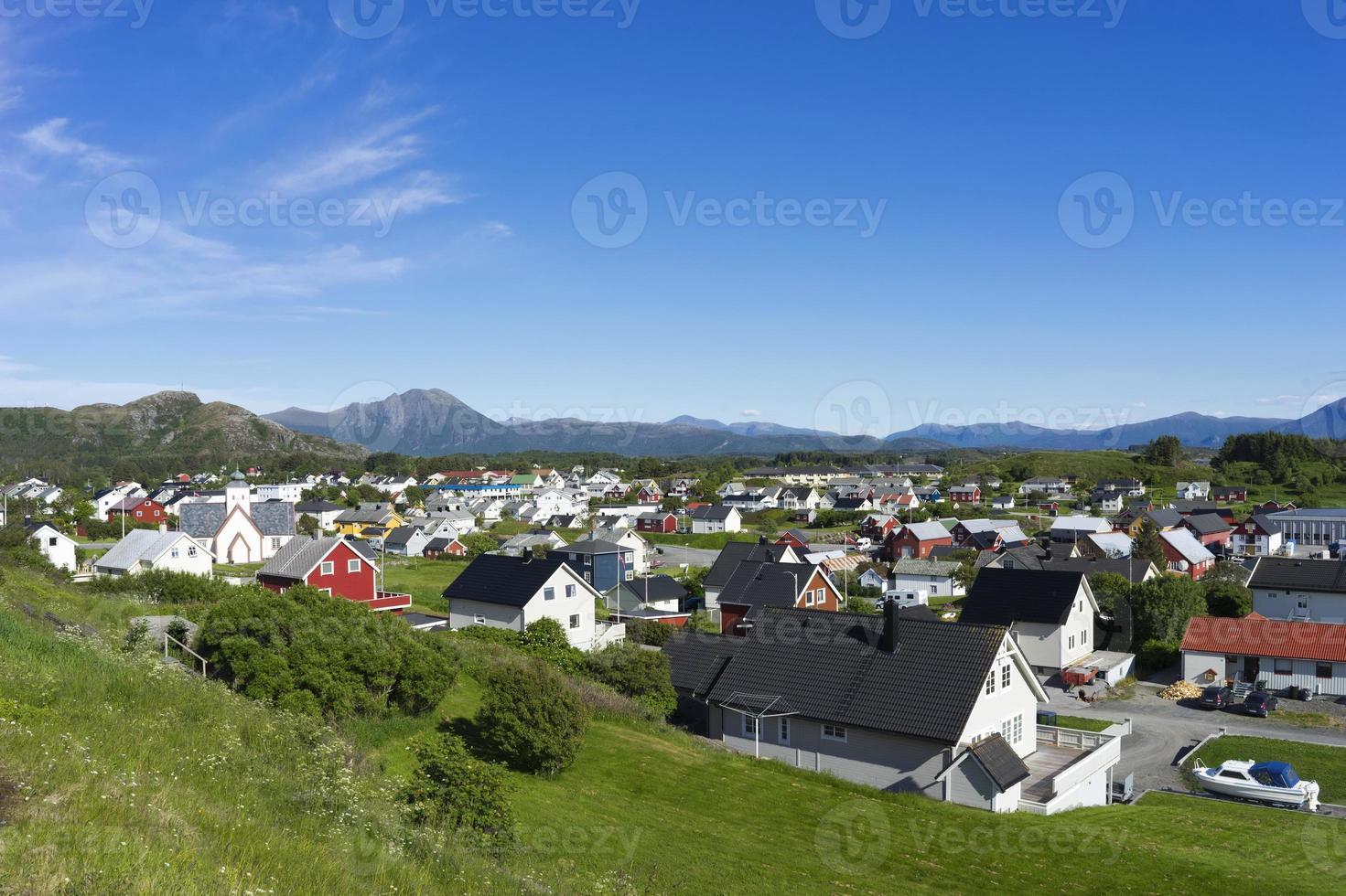 pitoresca vila de pescadores e porto de bud, perto de molde, noruega foto