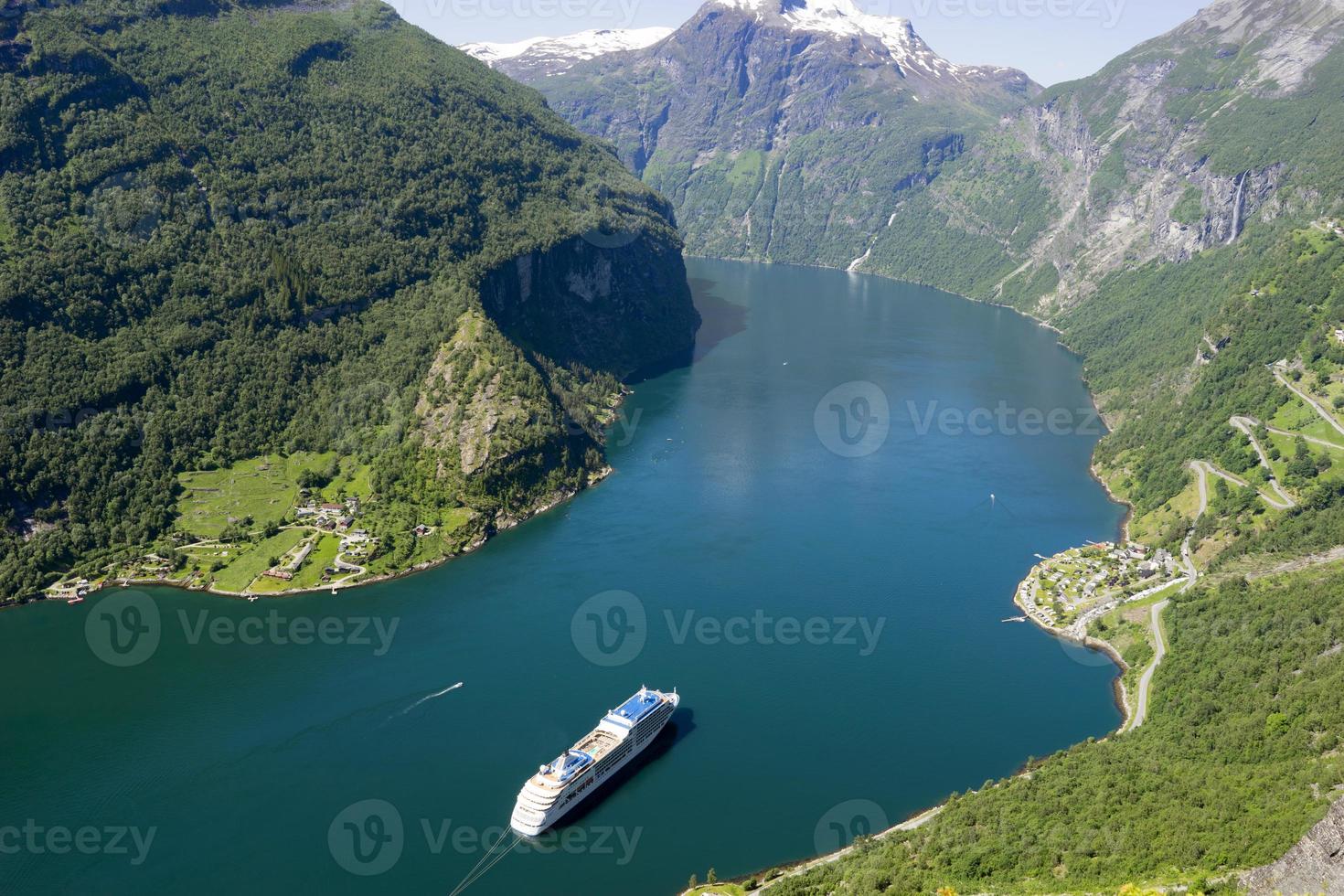 navio de cruzeiro no fiorde de geiranger na noruega foto