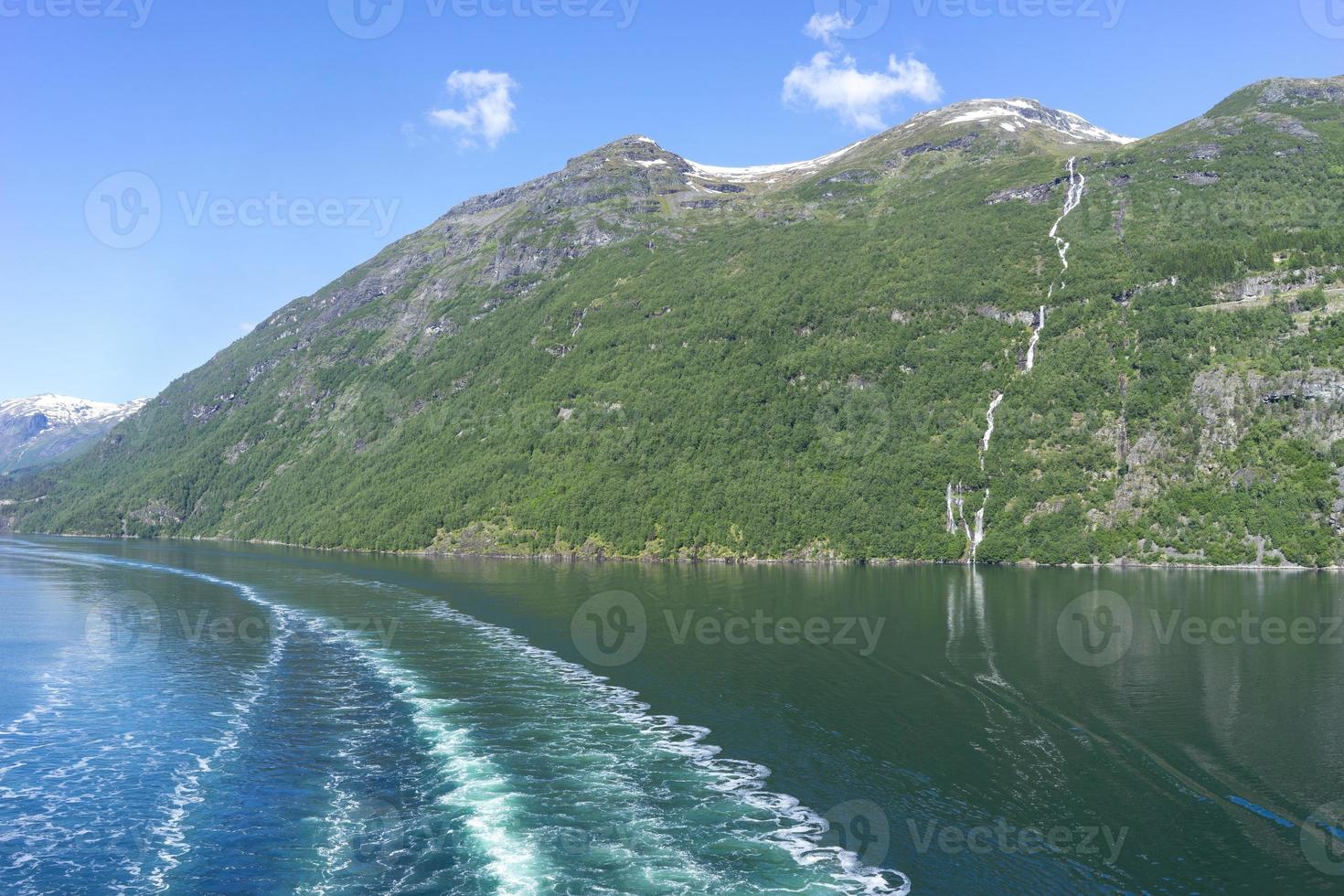 cruzeiro no fiorde de geiranger na noruega foto