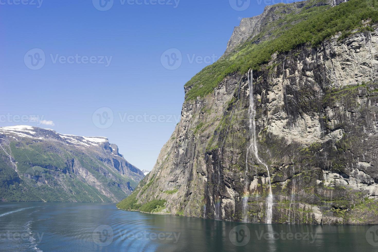 cruzeiro no fiorde de geiranger na noruega foto