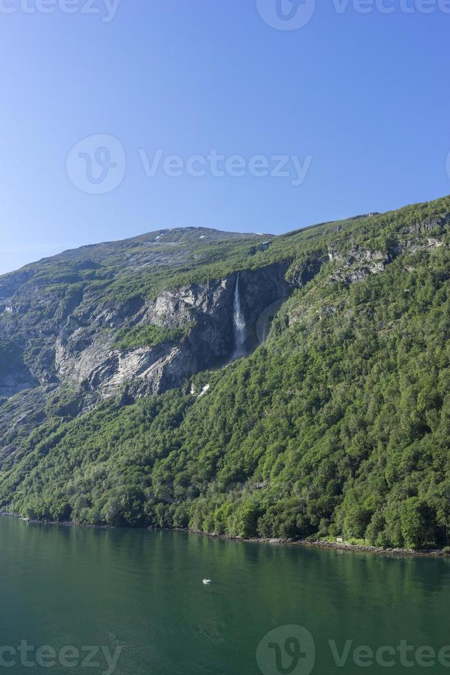 cruzeiro no fiorde de geiranger na noruega foto