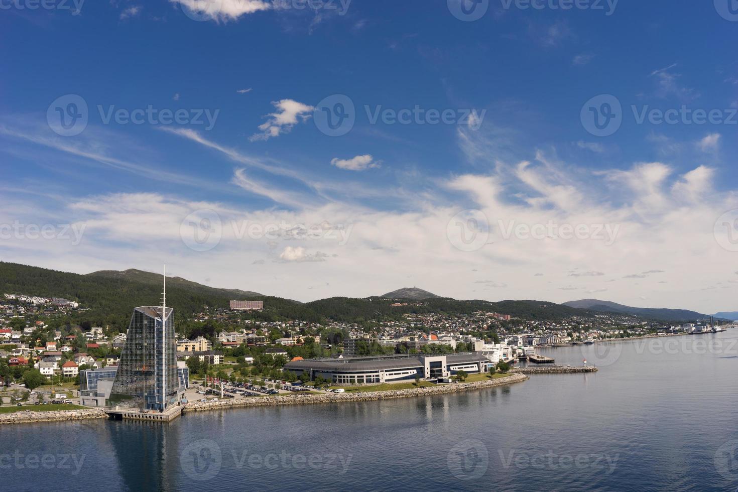 vista à beira-mar de molde, noruega. a cidade está localizada na costa norte do romsdalsfjord foto